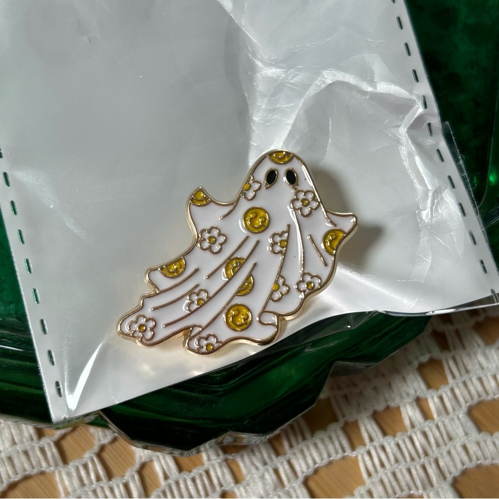Daisy ghost pin